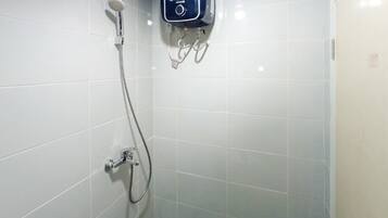 Studio | Bathroom | Shower, free toiletries, towels