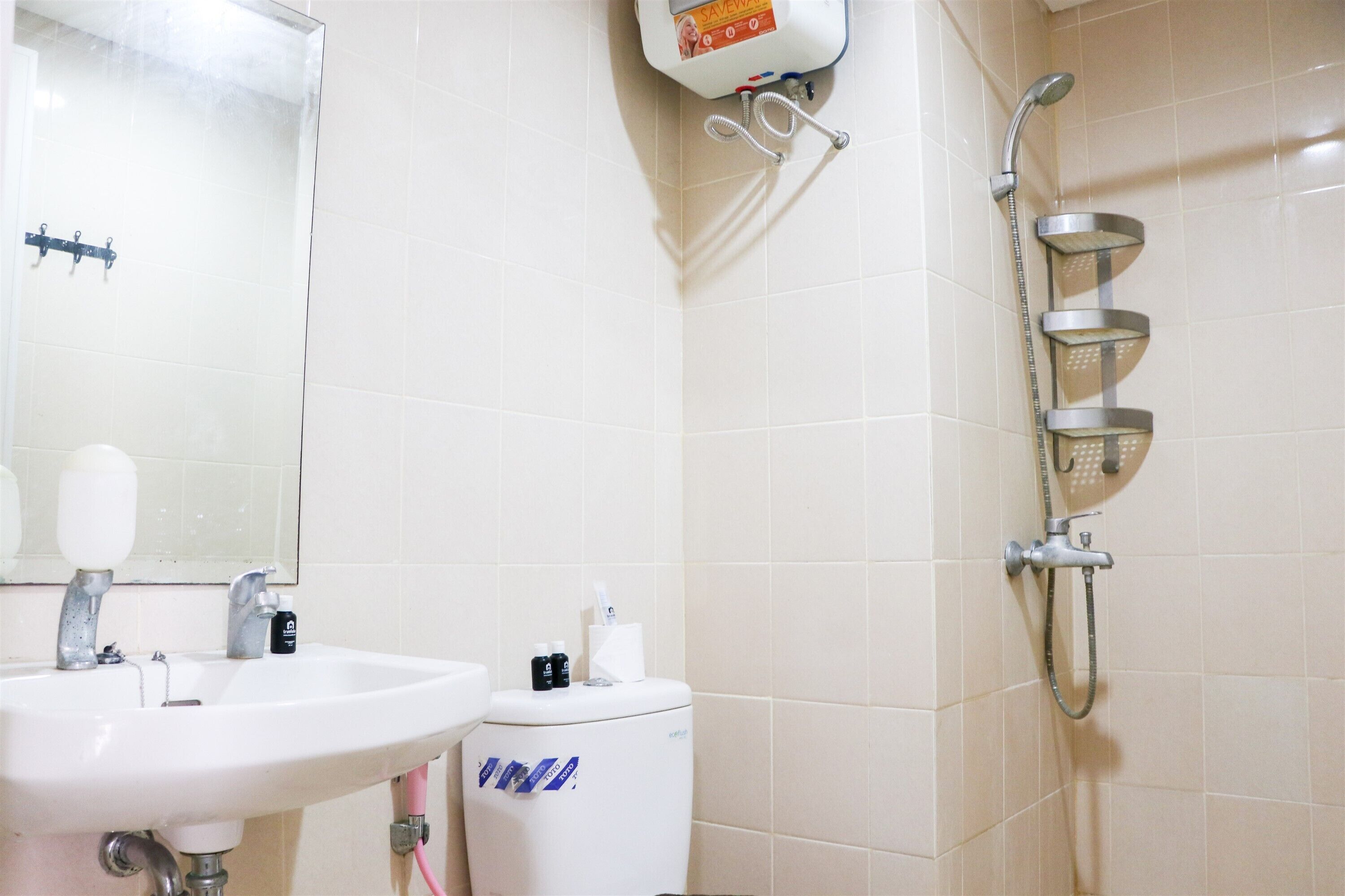 Ein Badezimmer mit Waschbecken, Spiegel, Toilette und Dusche.