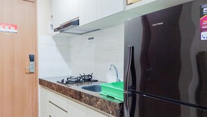 Private kitchen - Cozy And Relaxing Studio Apartment B Residence (Pagedangan)
