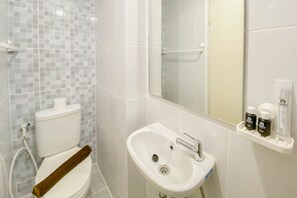 Studio | Bathroom - Good Price And Homey Studio At Tokyo Riverside Pik 2 Apartment (Teluknaga)