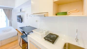 Estudio | Cocina privada | Refrigerador con congelador y parrilla de estufa