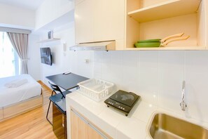 Studio | Private kitchen - Good Price And Homey Studio At Tokyo Riverside Pik 2 Apartment (Teluknaga)