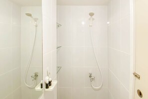 開放式客房 | 浴室 | 淋浴設備、免費梳洗用品、提供毛巾