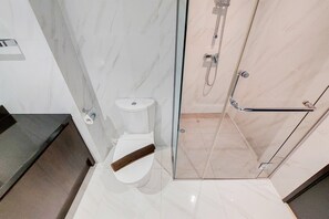 Apartment | Bathroom | Shower, free toiletries, towels