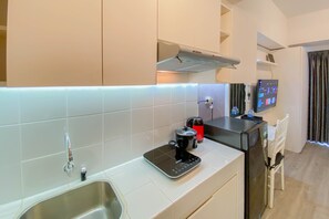 Studio | Private kitchen | Full-sized fridge, stovetop - Relaxing And Nice Studio At Tokyo Riverside Pik 2 Apartment (Teluknaga)