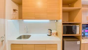 Studio | Private kitchen | Full-size fridge, stovetop