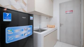Studio | Private kitchen | Full-size fridge, stovetop