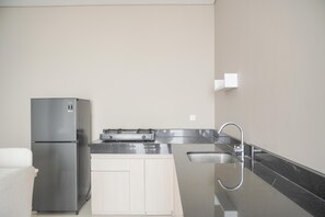 Apartamento | Cozinha privada | Geladeira grande, cooktop