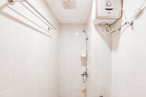 Apartment | Badezimmer | Dusche, kostenlose Toilettenartikel, Handtücher