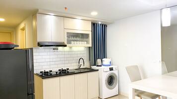 Apartamento | Cocina privada | Frigorífico grande y placa de cocina