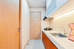 Estudio | Cocina privada | Frigorífico grande y placa de cocina