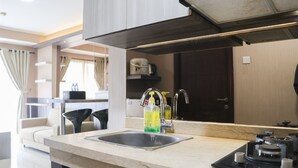 Apartemen | Dapur pribadi | Lemari es besar, kompor, penanak nasi, dan peralatan masak/sendok-piring
