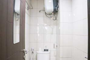 Studio | Badkamer | Een douche, gratis toiletartikelen, handdoeken