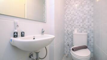 Studio | Bathroom | Shower, free toiletries, towels