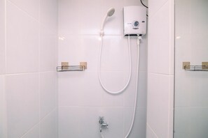 Studio | Phòng tắm | Buồng tắm vòi sen, đồ dùng nhà tắm miễn phí, khăn tắm 