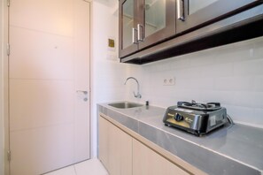 Studio | Private kitchen | Full-size fridge, stovetop - Homey And Relaxing Studio Tokyo Riverside Pik 2 Apartment (Teluknaga)