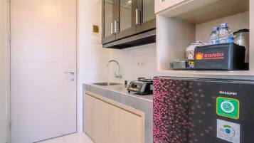 Studiolejlighed | Privat køkken | Køleskab/fryser i fuld størrelse, kogeplade