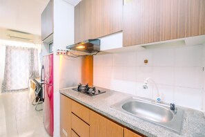 Studio | Private kitchen | Full-size fridge, stovetop - Good Deal And Homey Studio At Park View Condominium (Depok)