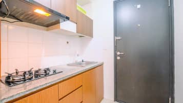 Studio | Private kitchen | Full-sized fridge, stovetop