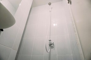 Studio | Bathroom | Shower, free toiletries, towels