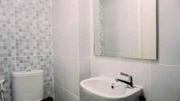 Studio | Bathroom | Shower, free toiletries, towels