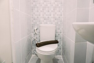 Estudio | Baño | Ducha, artículos de higiene personal gratuitos y toallas