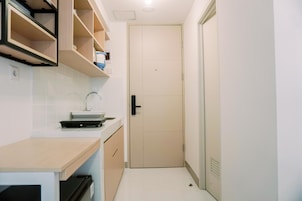 Una cocina compacta con encimera, lavabo y armarios de almacenamiento.