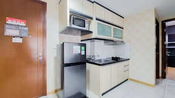 Apartment | Private kitchen | Full-size fridge, stovetop