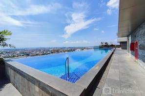 Outdoor pool - Good Choice And Modern Studio Marquis De Lafayette Apartment (Semarang)