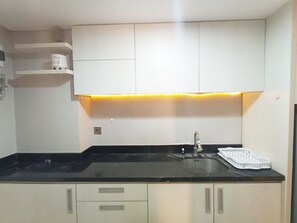 Studio | Cuisine privée | Réfrigérateur grande capacité avec congélateur, surface de cuisson