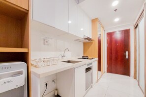 Estudi | Cuina privada | Frigorífic gran i placa de cuina