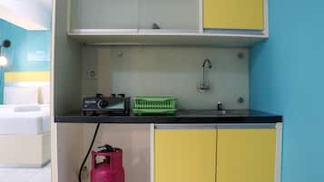 Studio | Private kitchen | Full-size fridge, stovetop