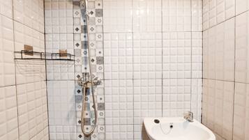 Studio | Bathroom | Shower, free toiletries, towels
