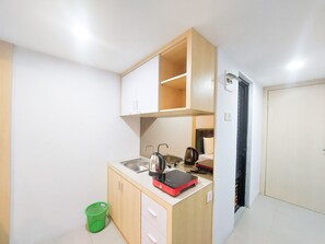 Estudio | Cocina privada | Frigorífico grande y placa de cocina