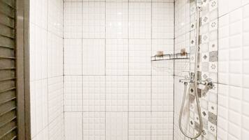 Studio | Salle de bain | Douche, articles de toilette gratuits, serviettes fournies