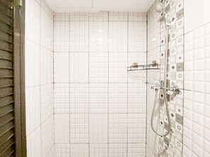 开间 | 浴室 | 淋浴设施、免费洗浴用品、毛巾