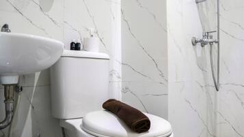 Apartemen | Kamar mandi | Shower, perlengkapan mandi gratis,  dan handuk