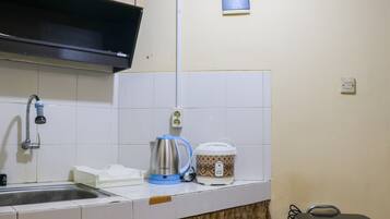 Apartamento | Cocina privada | Frigorífico grande y placa de cocina