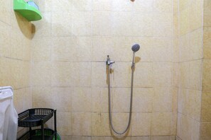 Apartment | Badezimmer | Dusche, kostenlose Toilettenartikel, Handtücher