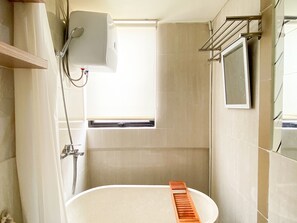 Bañera y ducha independientes, artículos de tocador gratuitos, toallas