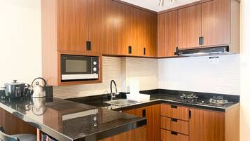Apartamento | Cozinha privada | Geladeira grande, cooktop