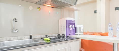 Apartamento | Cozinha privada | Geladeira grande, cooktop