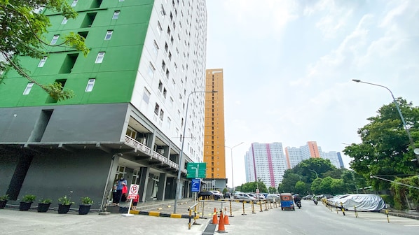 Exterior - Good Deal And Relaxing 2Br Green Pramuka City Apartment (Jakarta)