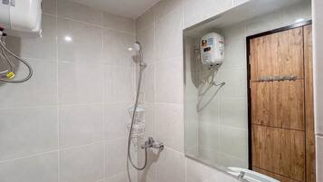 Studio | Kamar mandi | Shower, perlengkapan mandi gratis, dan handuk