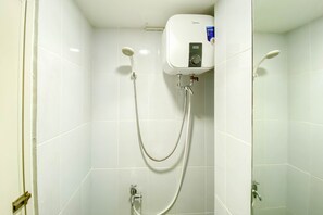 Studio | Bathroom | Shower, free toiletries, towels