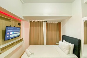 Studio | Free WiFi - Enjoy Living And Homey Studio Tokyo Riverside Pik 2 Apartment (Teluknaga)