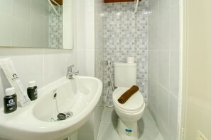 Studio | Badrum | Dusch, gratis toalettartiklar och handdukar