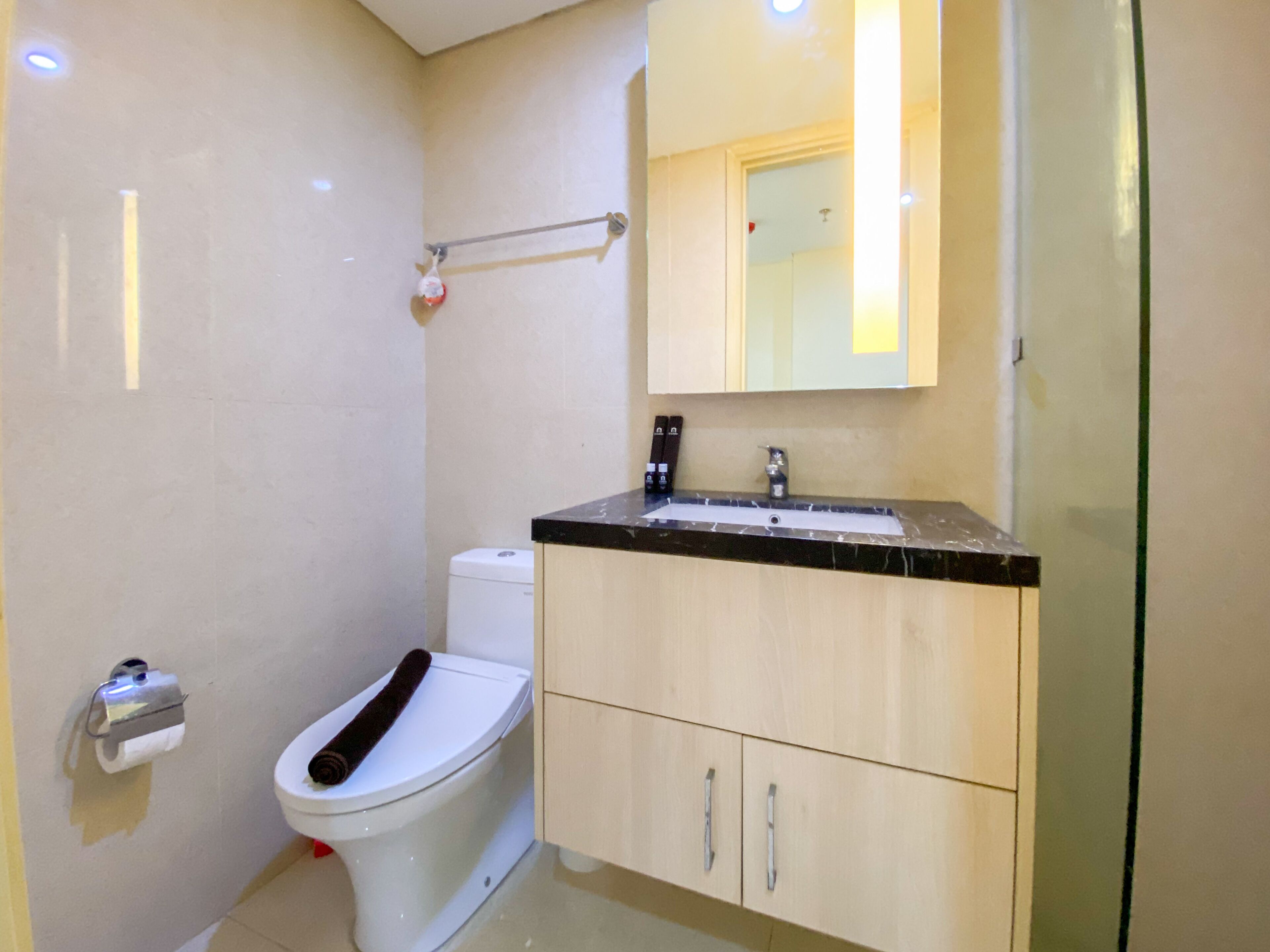 Studio | Kamar mandi | Shower, perlengkapan mandi gratis,  dan handuk
