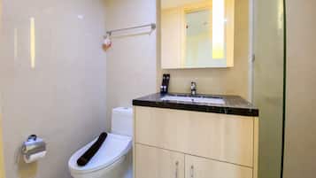Studio | Kamar mandi | Shower, perlengkapan mandi gratis, dan handuk