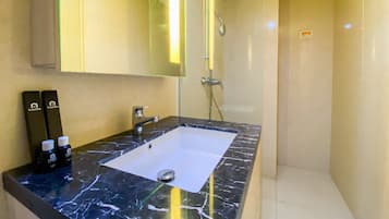 Studio | Kamar mandi | Shower, perlengkapan mandi gratis, dan handuk